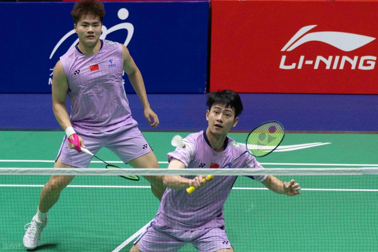 问鼎娱乐-羽毛球小组赛上演强强对话，胶东犀牛队读秒扳平粤西飞鹰队，团队配合流畅；中场绞杀压制对手(中国羽毛球队共收获2金3银)
