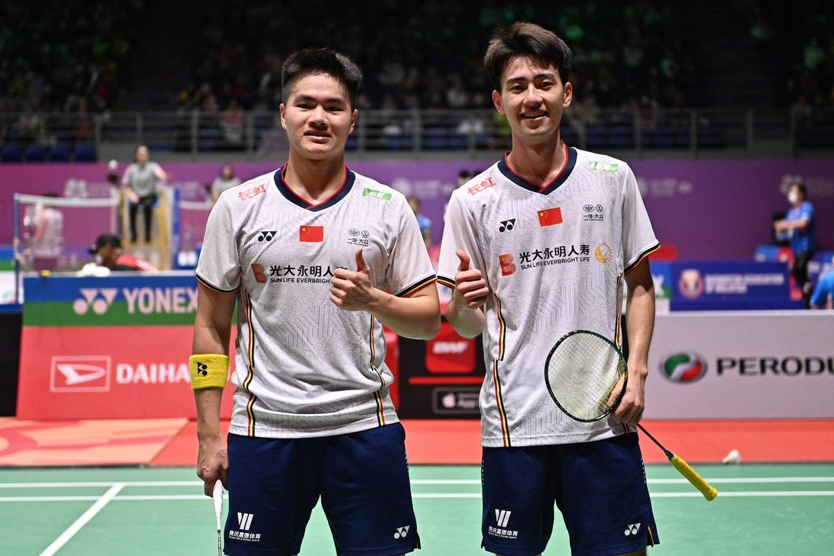 羽毛球小组赛上演强强对话，胶东犀牛队读秒扳平粤西飞鹰队，团队配合流畅；中场绞杀压制对手(中国羽毛球队共收获2金3银)