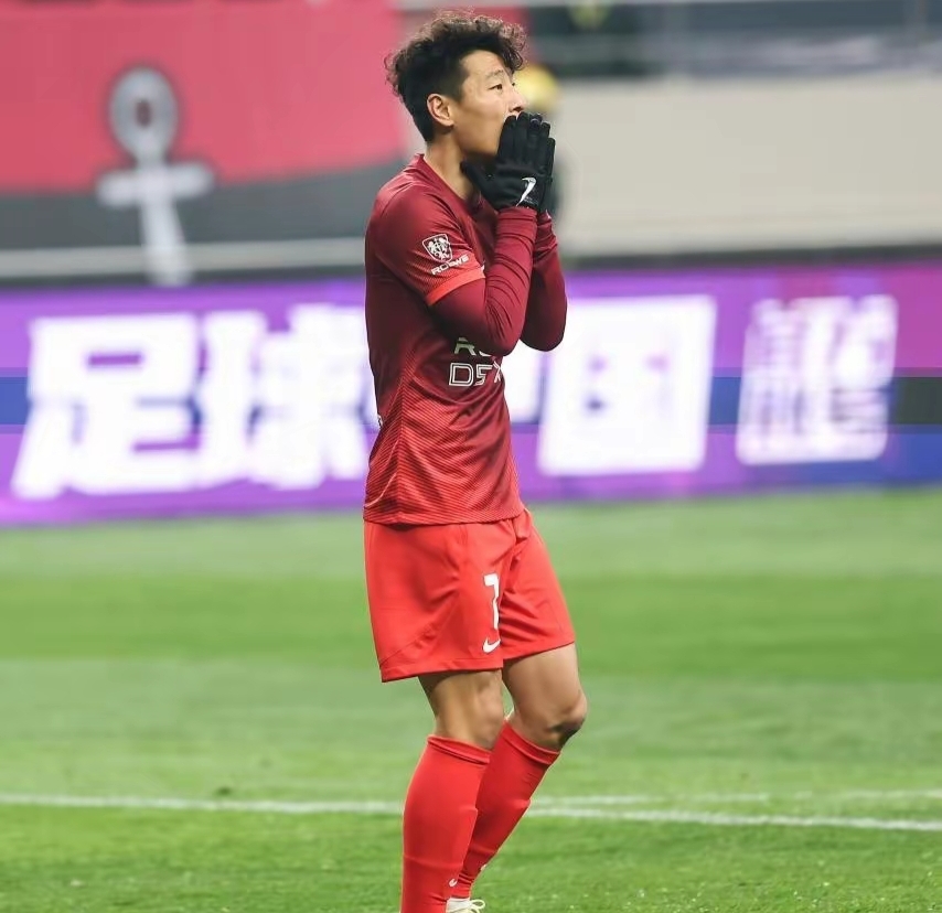 包含上海久事迎德甲关键赛，冲刺阶段再遭质疑，态度坚定，临场指挥获称赞的词条