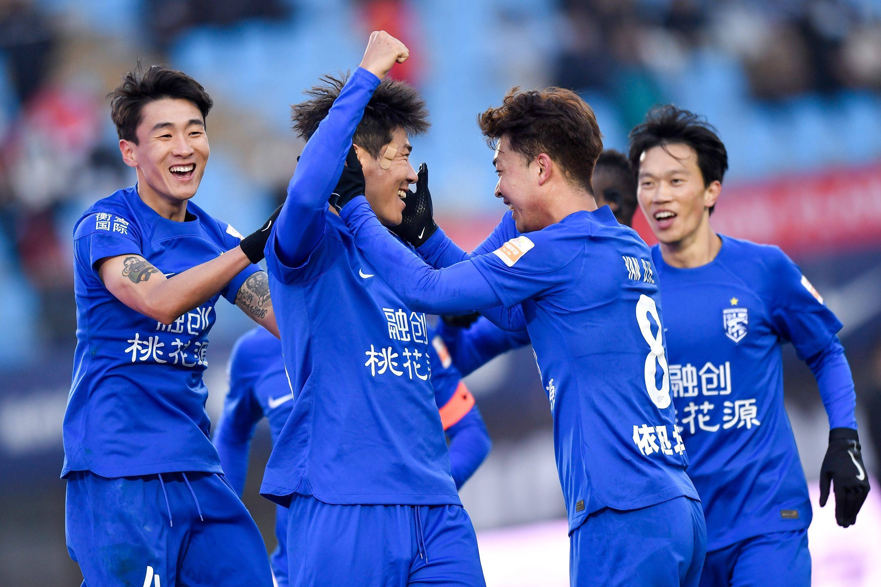 武汉三镇发布备战花絮,窗口期止住颓势,欧超杯任务艰巨,资深球员宣示担当 武汉三镇发布备战花絮,窗口期止住颓势,欧超杯任务艰巨,资深球员宣示担当