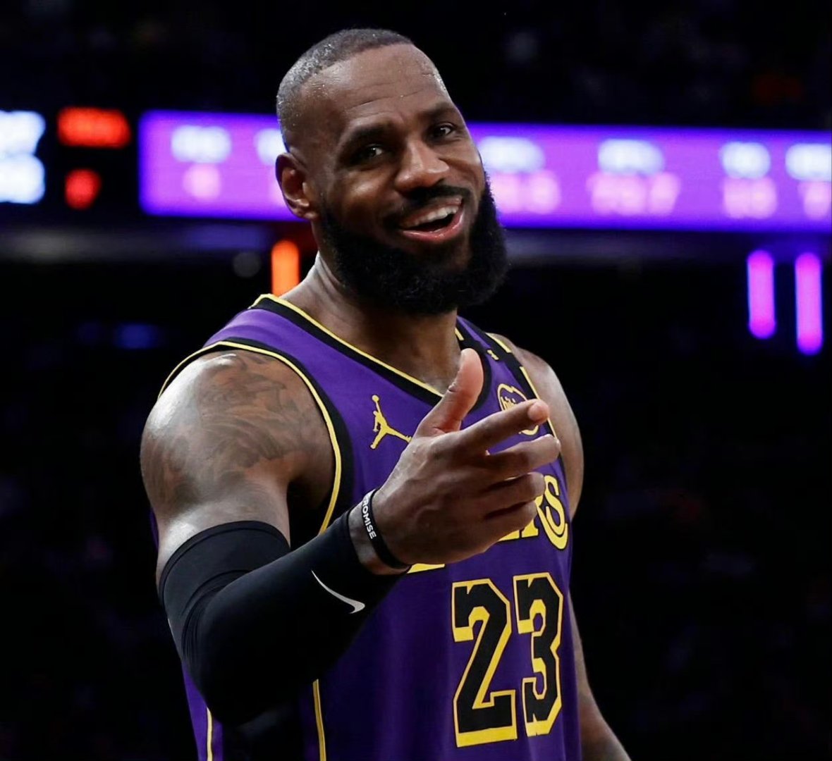 问鼎国际-詹姆斯迎来十五赛季高光表现，掘金球迷沸腾！的简单介绍